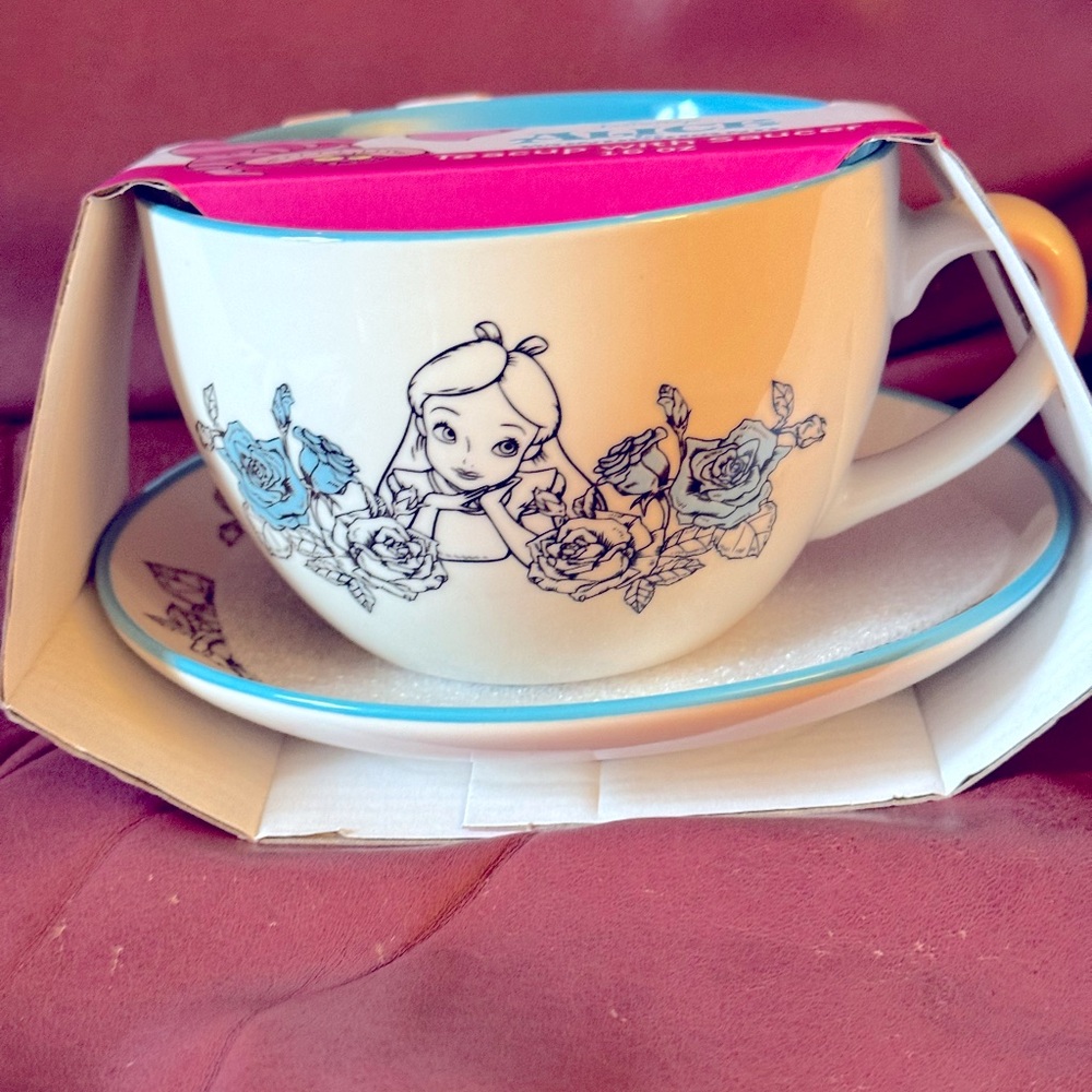 Alice in wonderland tea cup & saucer set new